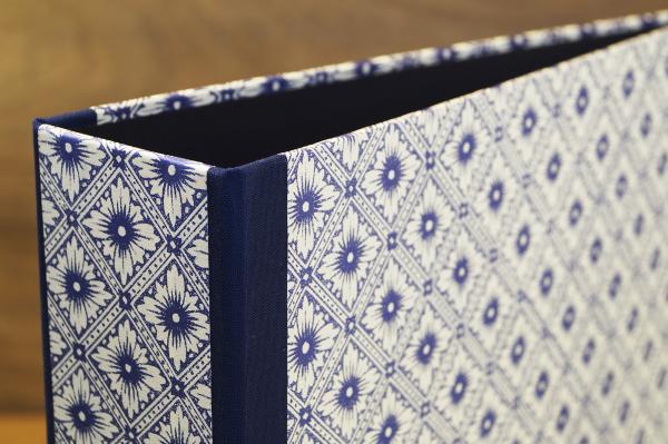 Büroordner mit blauen Leinenkanten handmade in Germany